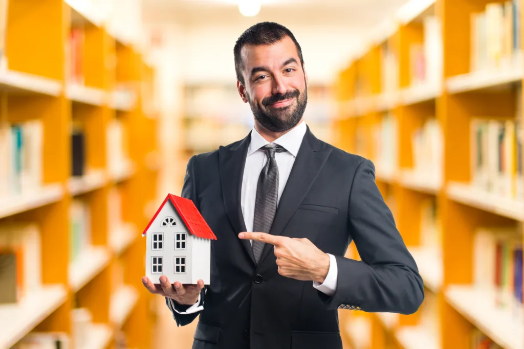 REAL ESTATE VIRTUAL ASSISTANT HOLDING A HOUSE